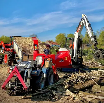 Broyeur de branches et mini-pelle sur un chantier