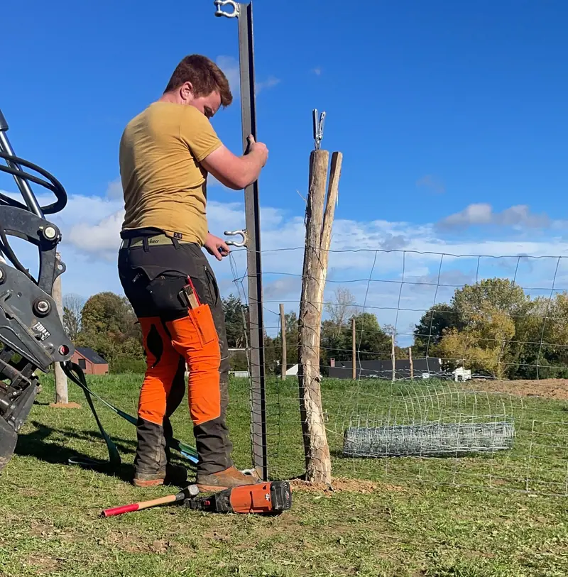 Max Robaye installant des piquets de clôture